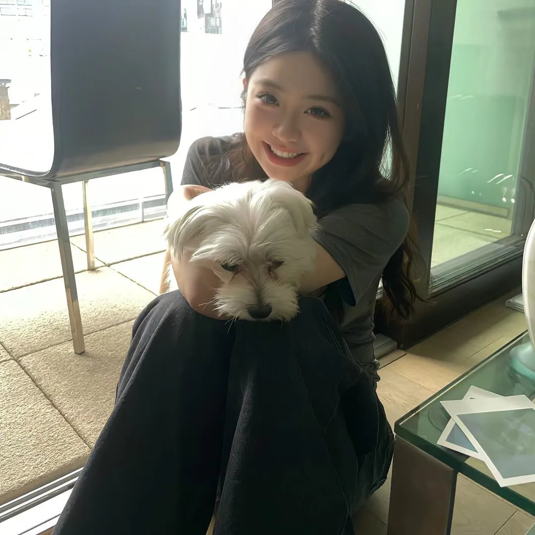 她行走于黑暗中